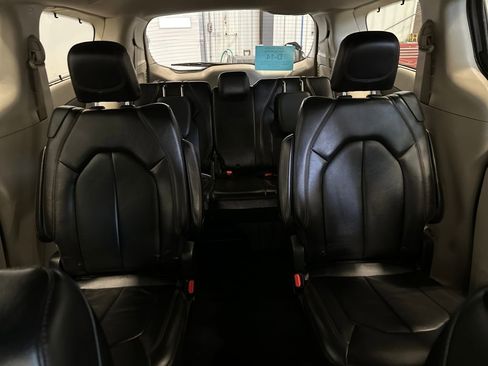 Used 2020 Chrysler Pacifica Touring-L image 33