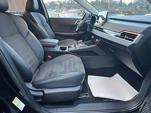 Used 2024 Mitsubishi Outlander SE image 13