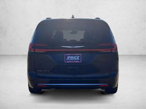 Used 2022 Chrysler Pacifica Touring-L image 7