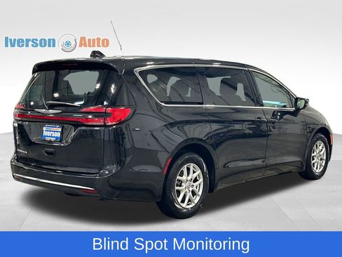 Used 2024 Chrysler Pacifica Touring-L FWD image 9
