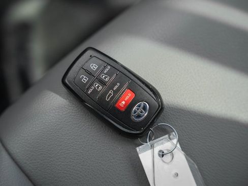 Used 2021 Toyota Sienna XLE image 46