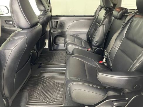 Used 2019 Toyota Sienna SE Premium FWD image 17