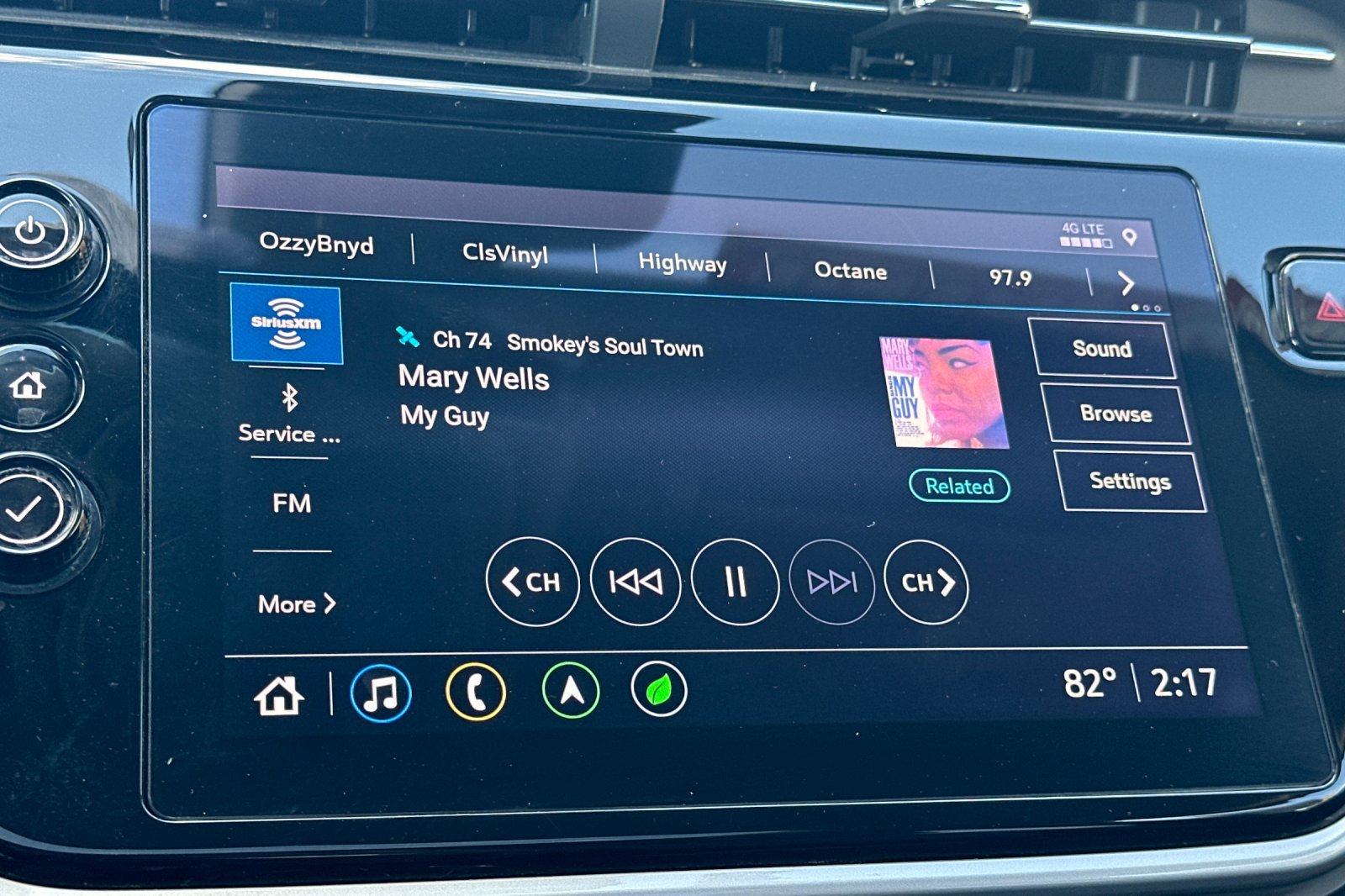 Used 2022 Chevrolet Bolt EUV Premier w/ Sun & Sound Package FWD image 17