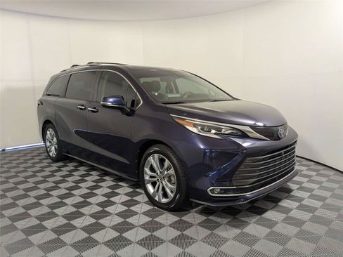 Certified 2022 Toyota Sienna Platinum FWD image 3