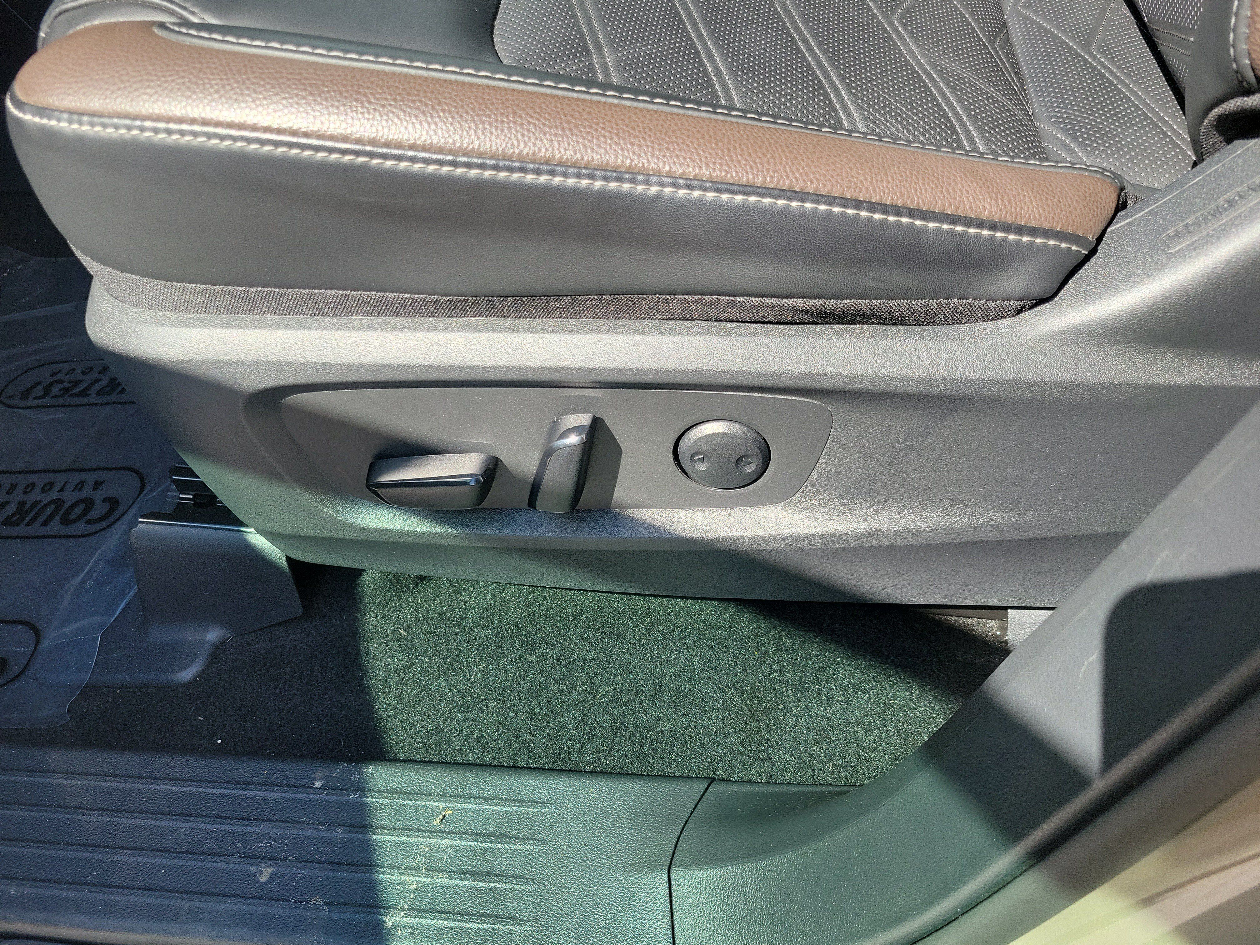 Used 2025 Nissan Pathfinder Platinum w/ Cargo Package AWD/4WD image 19