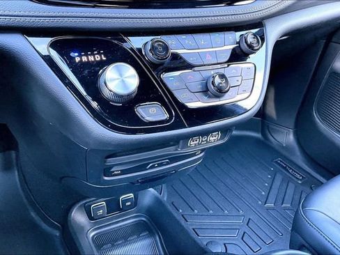 Used 2021 Chrysler Pacifica Touring-L w/ Uconnect Theater Family Group FWD image 16