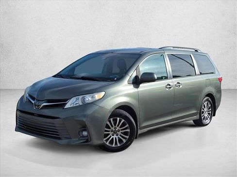 Used 2018 Toyota Sienna XLE image 1