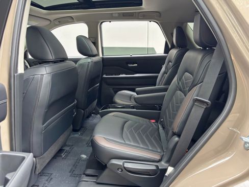 Used 2024 Nissan Pathfinder Platinum FWD image 44