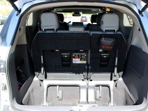 Used 2024 Toyota Sienna XLE FWD image 11