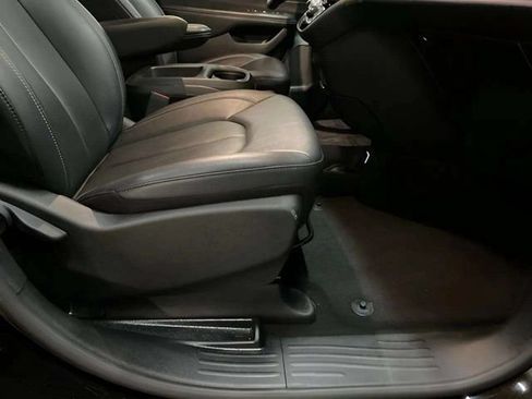 Used 2025 Chrysler Pacifica Select FWD image 76