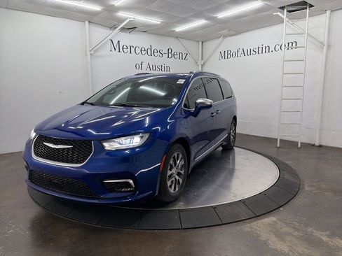 Used 2021 Chrysler Pacifica Pinnacle FWD image 3