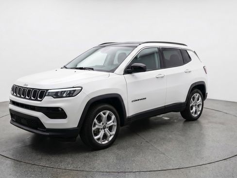 Used 2025 Jeep Compass Latitude AWD/4WD image 3