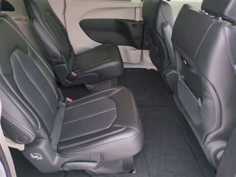 Used 2023 Chrysler Pacifica Touring-L image 20