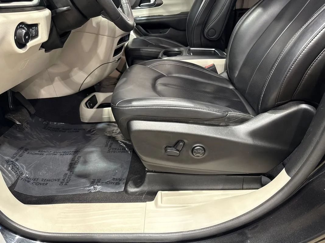 Used 2023 Chrysler Pacifica Touring-L FWD image 81