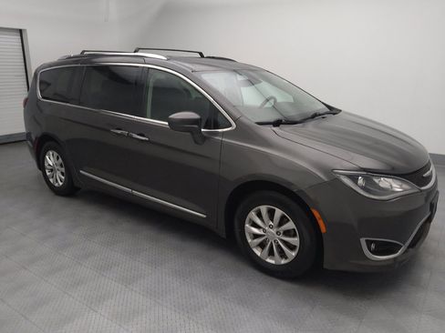 Used 2018 Chrysler Pacifica Touring-L image 11