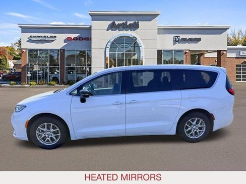 Certified 2024 Chrysler Pacifica Touring-L FWD image 5