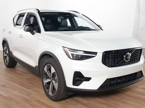 Certified 2026 Volvo XC40 B5 Plus AWD/4WD image 3