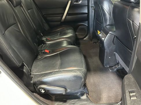 Used 2012 Toyota Highlander SE w/ Tow Pkg image 16