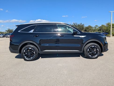 Certified 2025 Kia Sorento S image 4