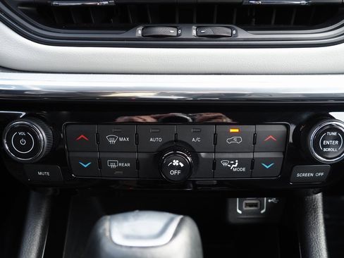 Used 2022 Jeep Compass Limited image 28