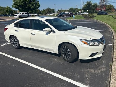 Used 2017 Nissan Altima 2.5 SV w/ Convenience Package FWD image 2