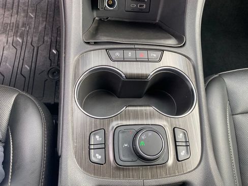 Used 2022 GMC Acadia SLT w/ Elevation Edition FWD image 18
