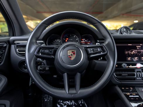 Certified 2023 Porsche Macan AWD/4WD image 28