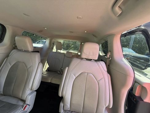 Used 2021 Chrysler Pacifica Touring-L FWD image 9