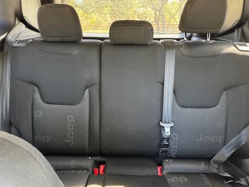 Used 2016 Jeep Renegade Latitude w/ Cold Weather Group image 40