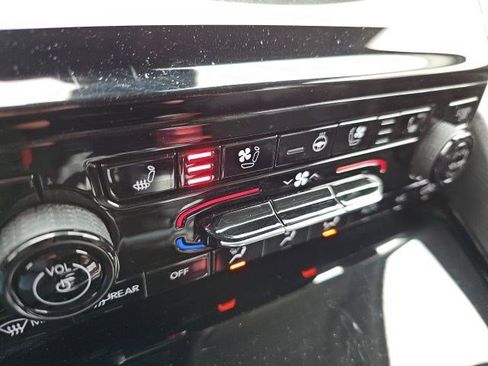 Used 2023 Jeep Grand Cherokee Limited w/ Luxury Tech Group II image 23