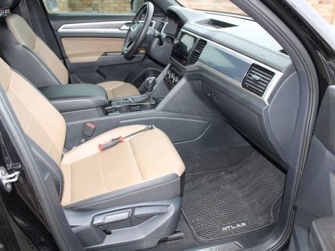 Used 2022 Volkswagen Atlas Cross Sport SE w/ Black Wheel Package image 15