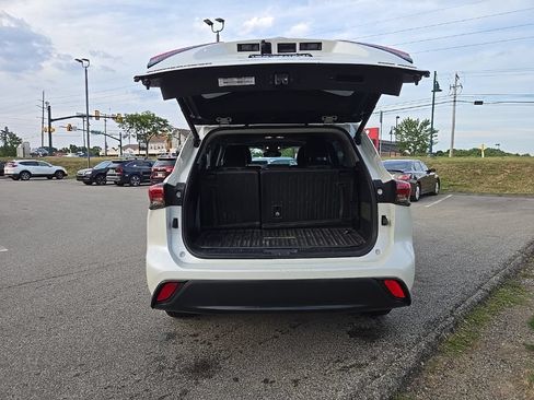 Used 2021 Toyota Highlander XLE AWD/4WD image 4