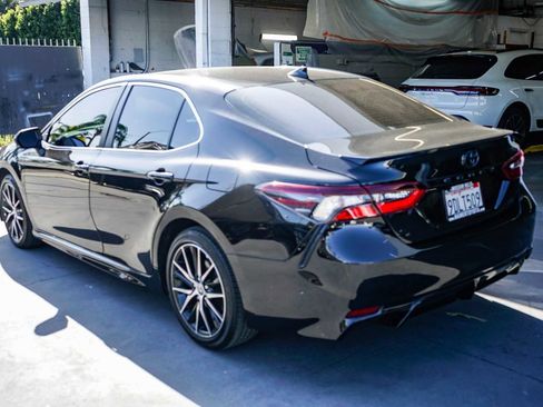 Used 2022 Toyota Camry SE image 2