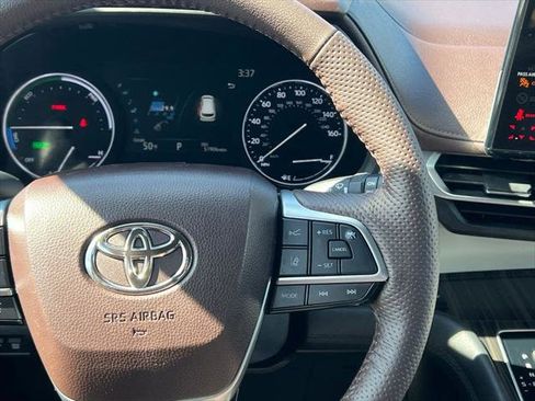 Certified 2024 Toyota Sienna Platinum image 23