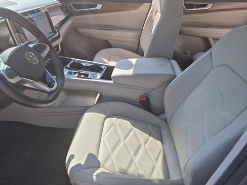 Used 2025 Volkswagen Atlas SE FWD image 24