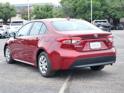 Used 2025 Toyota Corolla LE image 3