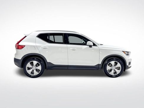 Used 2019 Volvo XC40 T5 Momentum image 11