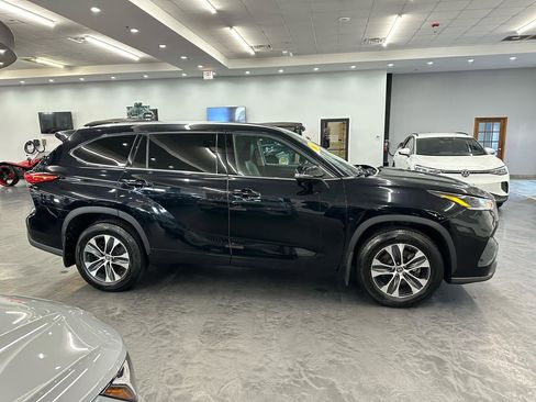 Used 2021 Toyota Highlander XLE image 4