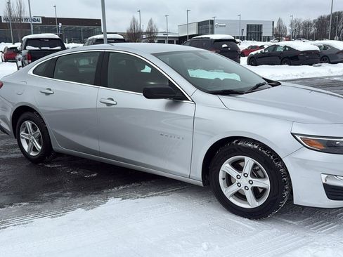 Used 2019 Chevrolet Malibu LS image 2