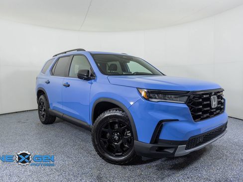 Used 2025 Honda Pilot TrailSport image 1