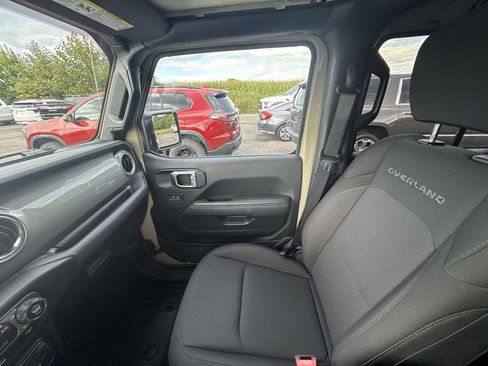 Used 2022 Jeep Gladiator Overland w/ LED Lighting Group AWD/4WD image 15