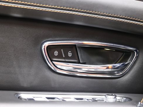 Used 2019 Bentley Bentayga image 11