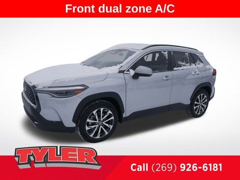 Used 2023 Toyota Corolla Cross XLE image 3