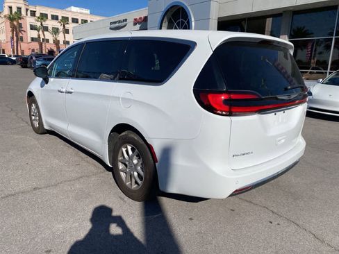 Used 2024 Chrysler Pacifica Touring-L image 9