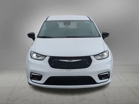 Used 2024 Chrysler Pacifica Touring-L image 9