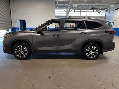 Used 2024 Toyota Highlander XLE AWD/4WD image 6