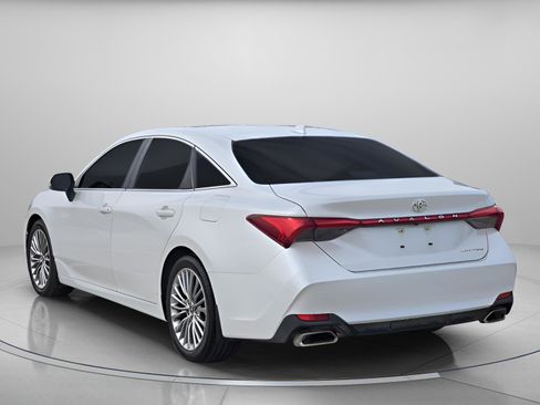 Used 2022 Toyota Avalon Limited FWD image 3