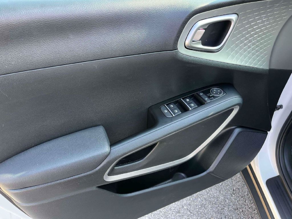 Used 2025 Kia Soul LX w/ LX Technology Package FWD image 13