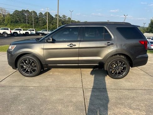 Used 2018 Ford Explorer XLT w/ Equipment Group 202A AWD/4WD image 4