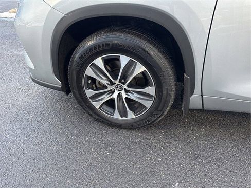 Used 2023 Toyota Highlander XLE image 12